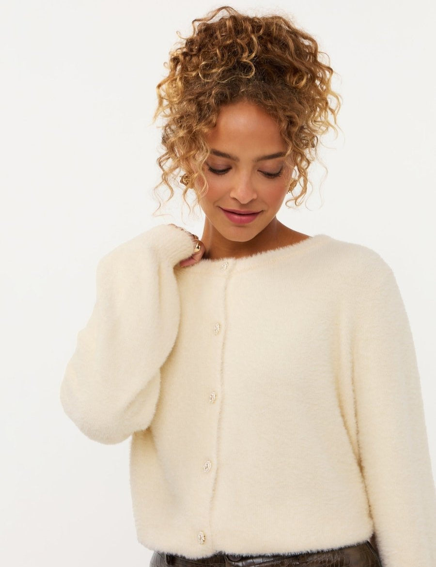 Model in wit pluizig vest met roosjesknopen Ydence Maaike | Jo&Co Club