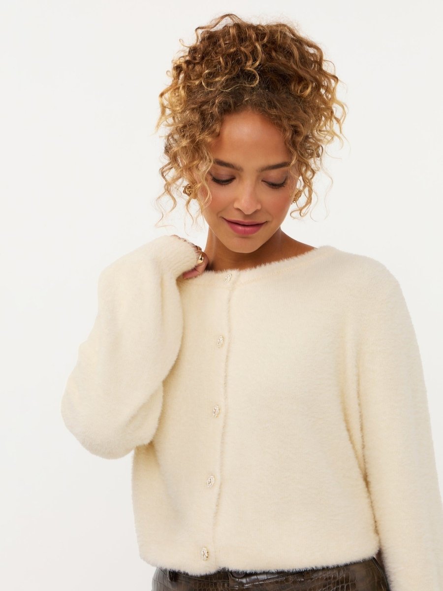 Model in wit pluizig vest met roosjesknopen Ydence Maaike | Jo&Co Club