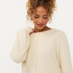 Model in wit pluizig vest met roosjesknopen Ydence Maaike | Jo&Co Club