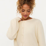 Model in wit pluizig vest met roosjesknopen Ydence Maaike | Jo&Co Club