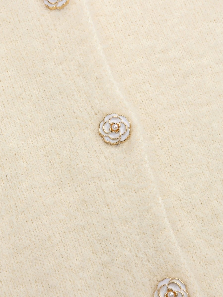 Wit pluizig vest met roosjesknopen Ydence Maaike – detail van de stof | Jo&Co Club