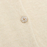 Wit pluizig vest met roosjesknopen Ydence Maaike – detail van de stof | Jo&Co Club
