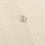 Wit pluizig vest met roosjesknopen Ydence Maaike – detail van de stof | Jo&Co Club