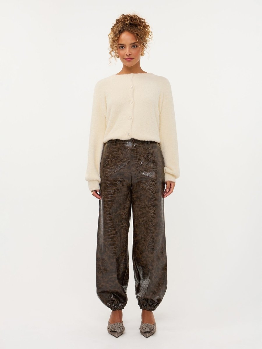 Model in wit pluizig vest met roosjesknopen Ydence Maaike | Jo&Co Club
