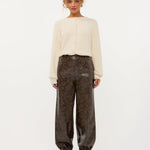 Model in wit pluizig vest met roosjesknopen Ydence Maaike | Jo&Co Club