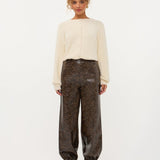 Model in wit pluizig vest met roosjesknopen Ydence Maaike | Jo&Co Club
