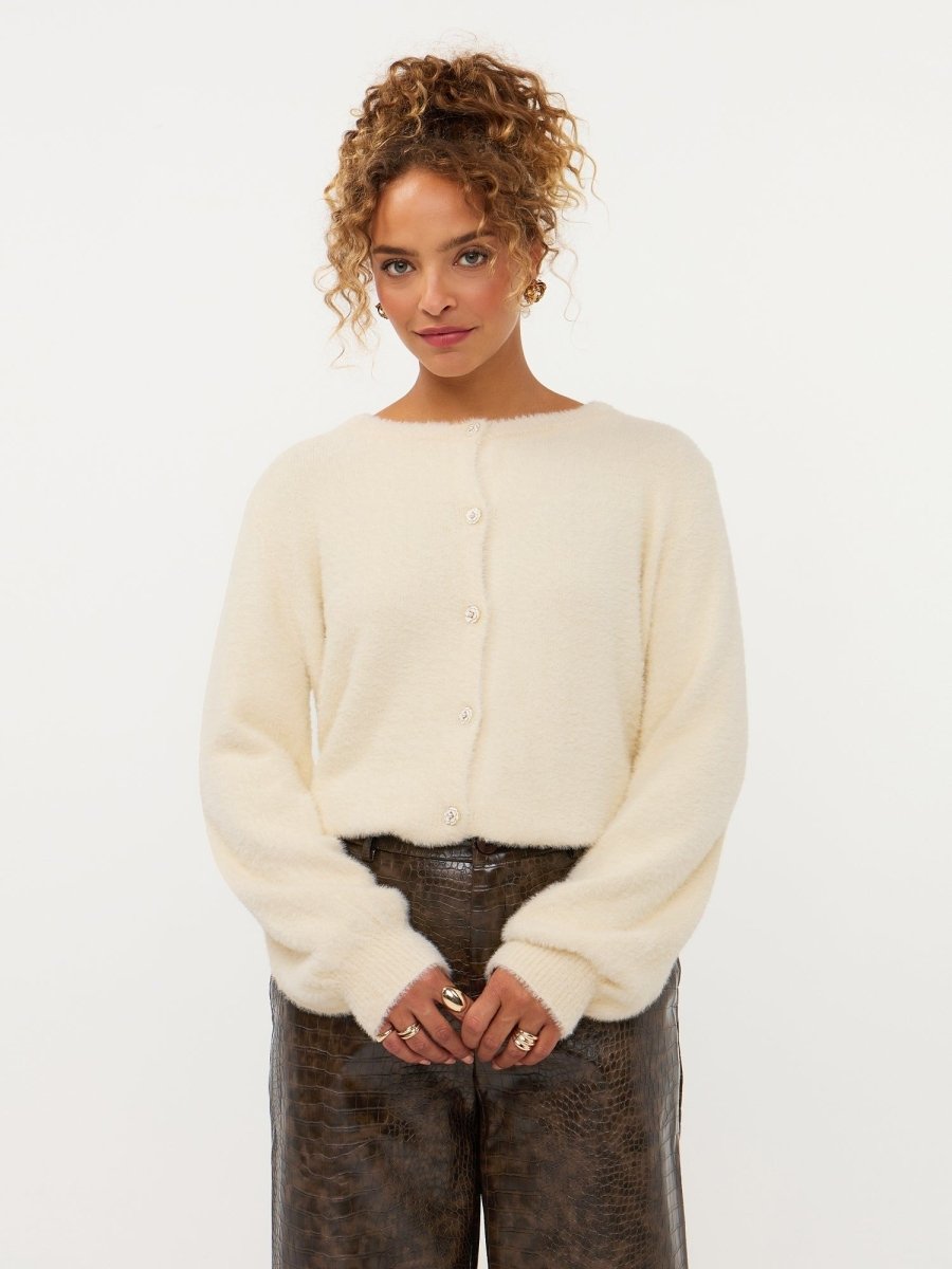 Model in wit pluizig vest met roosjesknopen Ydence Maaike | Jo&Co Club