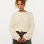 Model in wit pluizig vest met roosjesknopen Ydence Maaike | Jo&Co Club