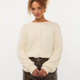 Model in wit pluizig vest met roosjesknopen Ydence Maaike | Jo&Co Club