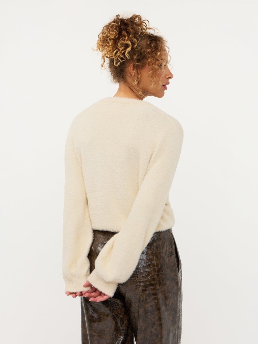 Model in wit pluizig vest met roosjesknopen Ydence Maaike | Jo&Co Club