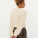 Model in wit pluizig vest met roosjesknopen Ydence Maaike | Jo&Co Club
