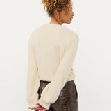 Model in wit pluizig vest met roosjesknopen Ydence Maaike | Jo&Co Club