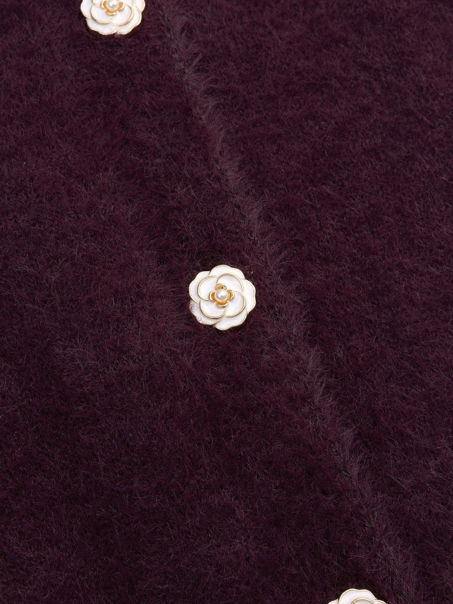 Paars pluizig vest met roosjesknopen Ydence Maaike – detail van de stof | Jo&Co Club
