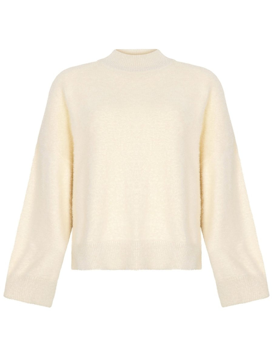 Witte pluizige trui Ydence Patty – voorkant | Jo&Co Club
