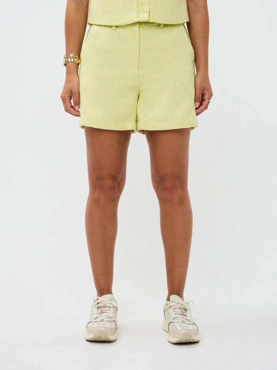 Model draagt de Ydence Sailor short in een zachte gele kleur, ideaal voor de zomer.