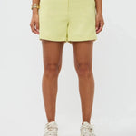 Model draagt de Ydence Sailor short in een zachte gele kleur, ideaal voor de zomer.