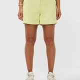Model draagt de Ydence Sailor short in een zachte gele kleur, ideaal voor de zomer.