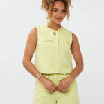 Model draagt de Amanda Gilet en Sailor short van Ydence als co-ord set.