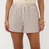 Een model wordt getoond vanaf de taille, gekleed in een short met een gebroken witte basis en | Ydence Beth | Jo&Co Club