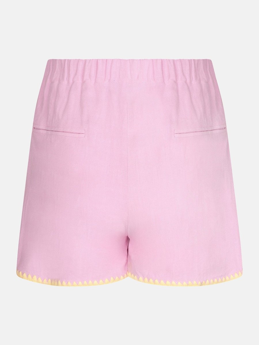 Achterkant van een roze short, vrijstaand gefotografeerd tegen een lichtgrijze achtergrond | Ydence Enola | Jo&Co Club