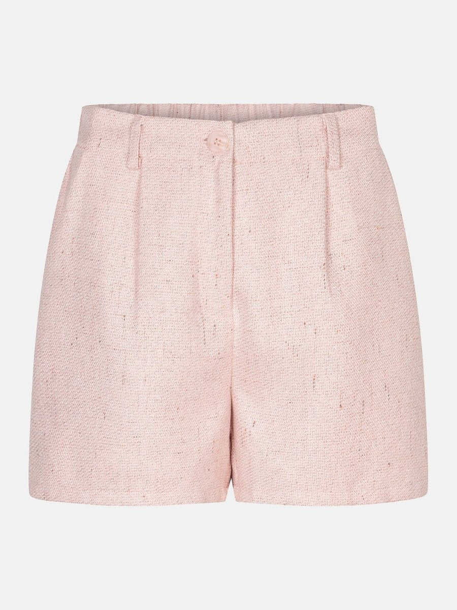 Een vrijstaande productfoto van een lichtroze short tegen een egale, lichtgrijze achtergrond | Ydence Harley | Jo&Co Club