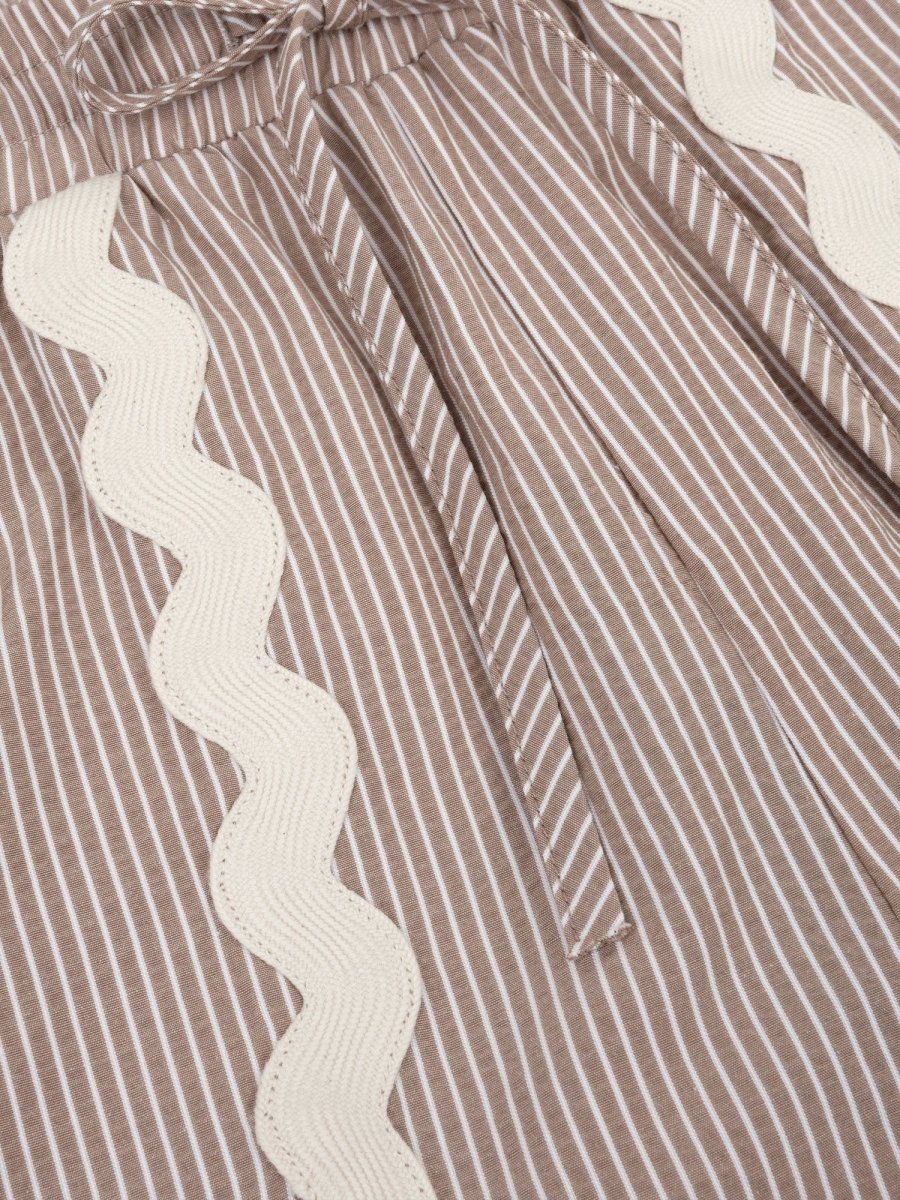 Dit is een detailopname van een kledingstuk met een zandkleurige en witte verticale streep | Ydence Isabel | Jo&Co Club