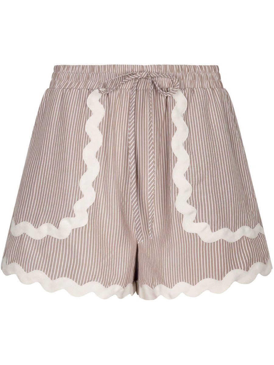 Een vrijstaande productfoto van een korte broek op een witte achtergrond | Ydence Isabel | Jo&Co Club