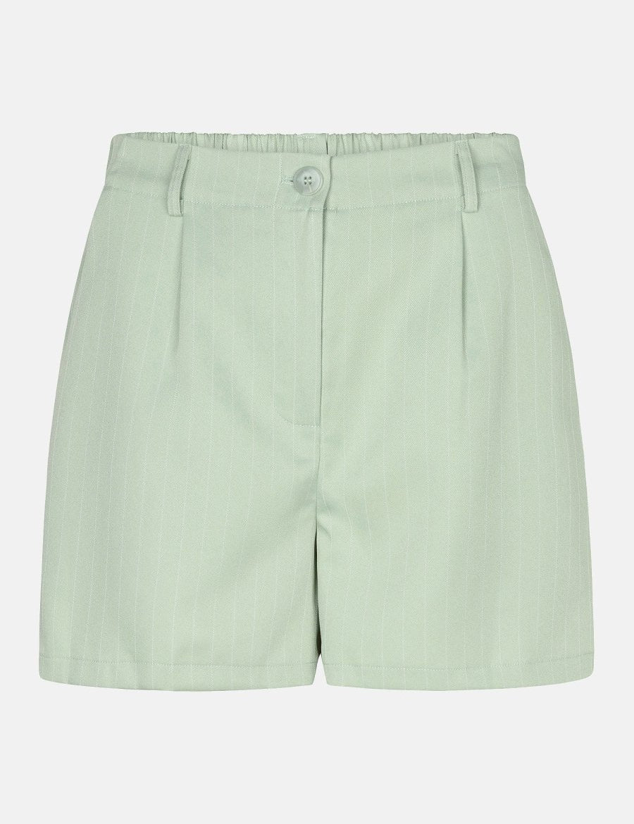 Een vrijstaande productfoto van een lichtgroene damesshort met een fijne, witte verticale | Ydence Sibel | Jo&Co Club