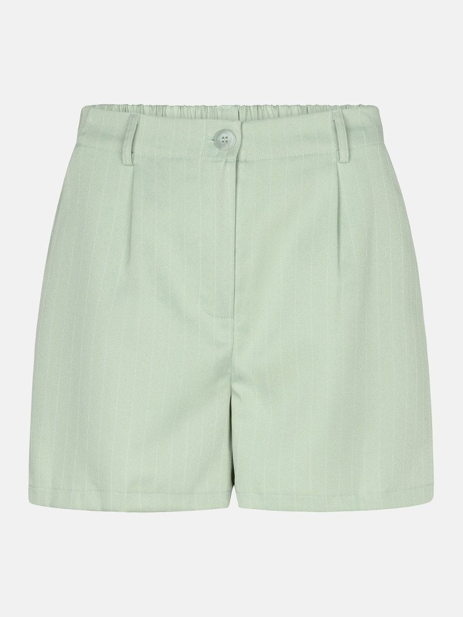 Een vrijstaande productfoto van een lichtgroene damesshort met een fijne, witte verticale | Ydence Sibel | Jo&Co Club