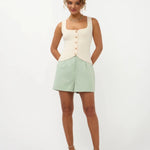 Een model poseert full-body tegen een witte achtergrond in een zomerse outfit | Ydence Sibel | Jo&Co Club