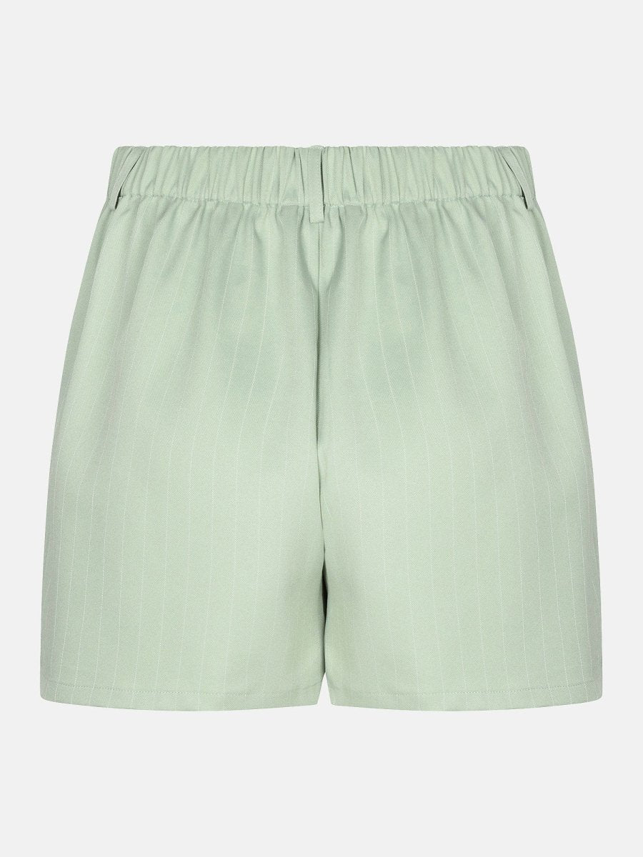 Een vrijstaande productfoto van de achterkant van een korte broek in saliegroen | Ydence Sibel | Jo&Co Club