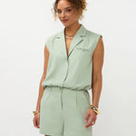 Een model toont een tweedelige, saliegroene set met krijtstreep | Ydence Sibel | Jo&Co Club