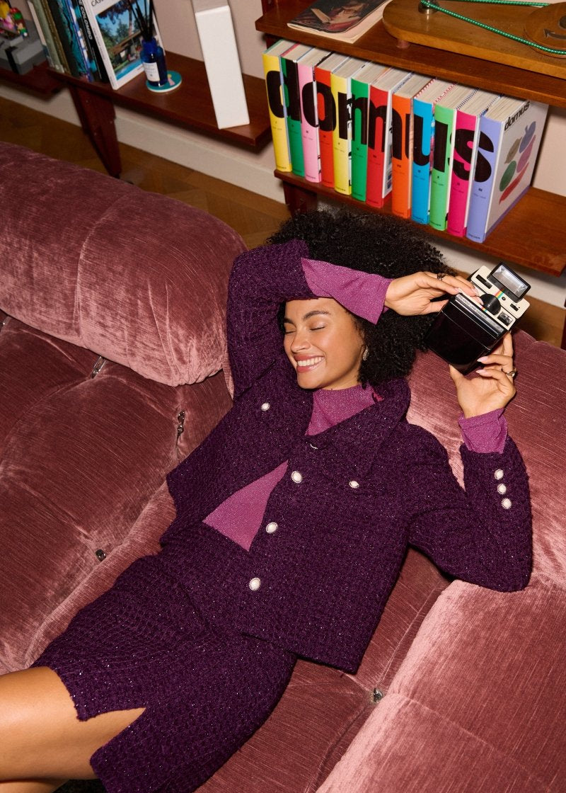 model draagt de femke skirt en het wiske jacket van ydence in een feestelijke setting.