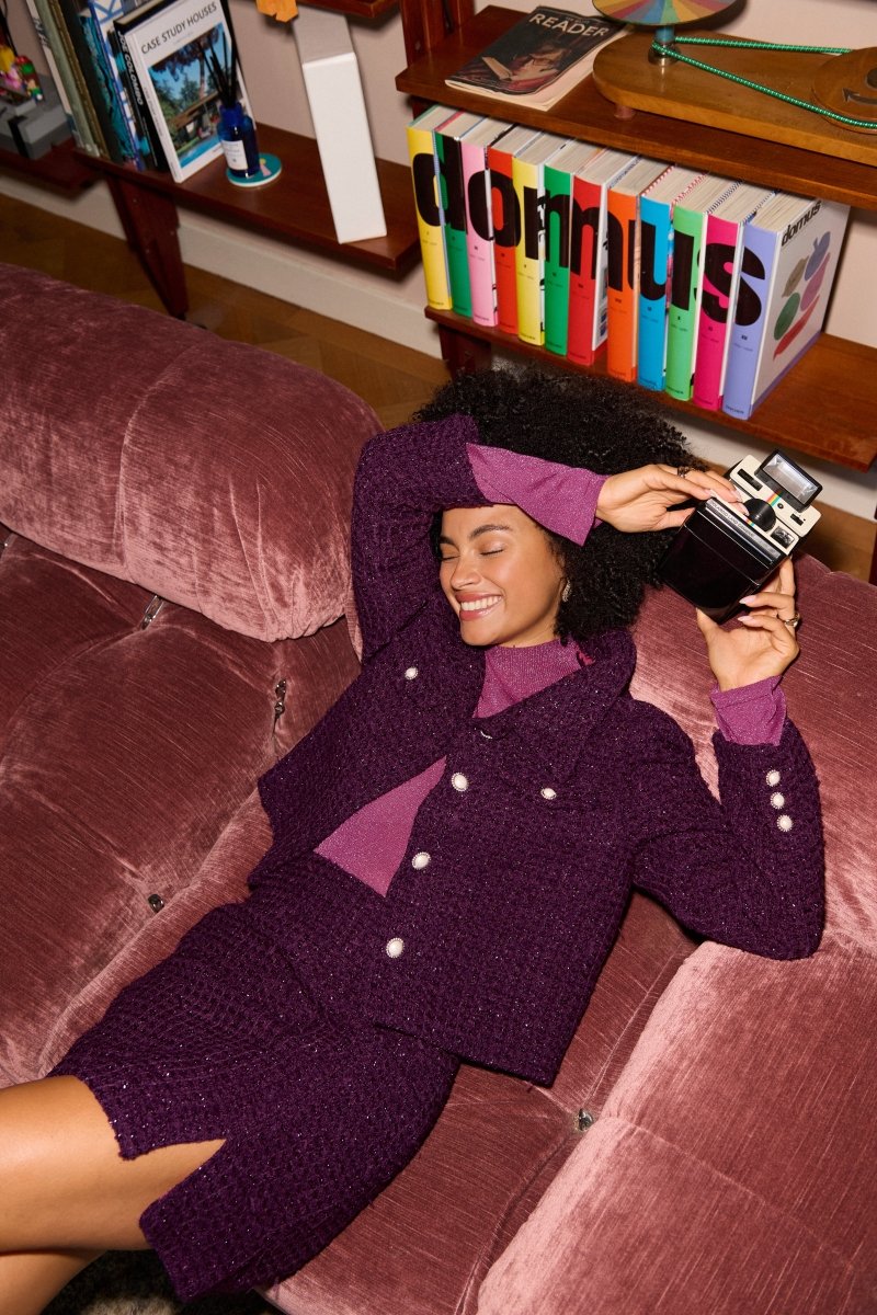 model draagt de femke skirt en het wiske jacket van ydence in een feestelijke setting.