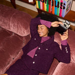 model draagt de femke skirt en het wiske jacket van ydence in een feestelijke setting.