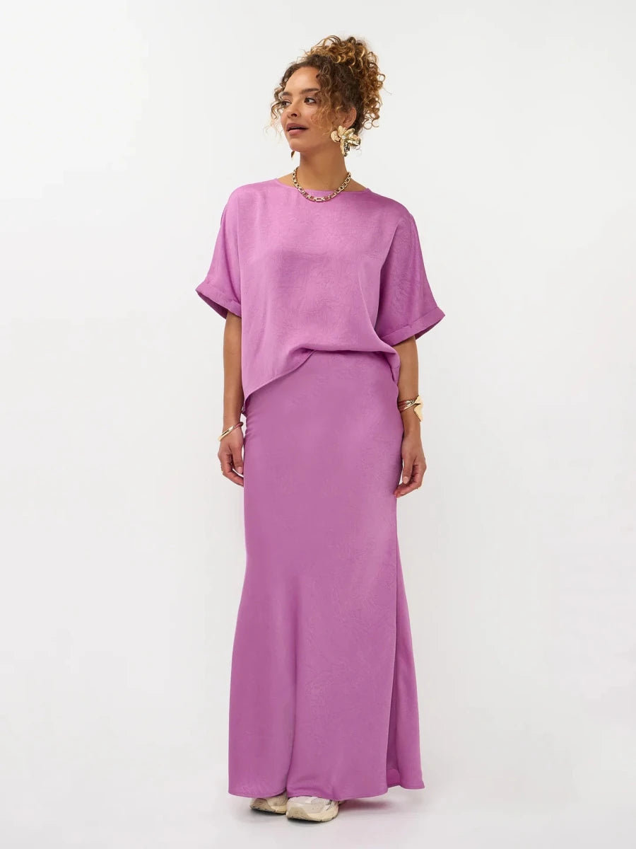 Tweedelige set in een lila-paarse kleur, bestaande uit een losvallende top met korte mouwen en een | Ydence Rae | Jo&Co Club