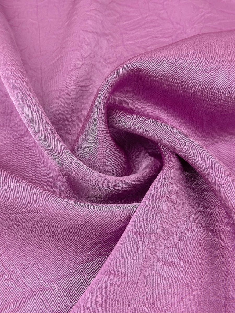 Een close-up detailfoto van een soepelvallende stof in een roze-paarse kleur | Ydence Rae | Jo&Co Club