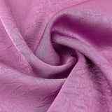Een close-up detailfoto van een soepelvallende stof in een roze-paarse kleur | Ydence Rae | Jo&Co Club