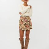 Model draagt de violette skort van ydencemet bloemenprint  onder een witte top.