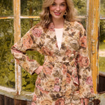 model draagt de ydence violette skirt samen met de penny kimono als co-ord set.
