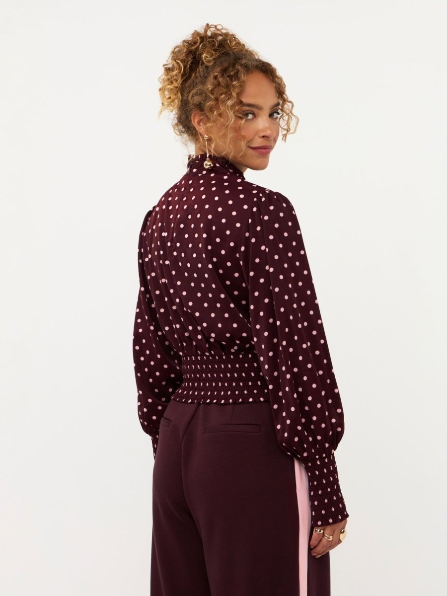 Model in pruimpaarse smock top met roze stippen Ydence Tessa | Jo&Co Club