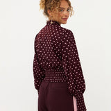Model in pruimpaarse smock top met roze stippen Ydence Tessa | Jo&Co Club