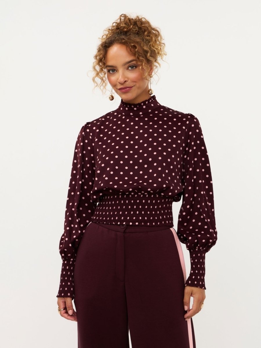 Model in pruimpaarse smock top met roze stippen Ydence Tessa | Jo&Co Club