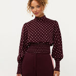 Model in pruimpaarse smock top met roze stippen Ydence Tessa | Jo&Co Club