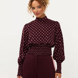 Model in pruimpaarse smock top met roze stippen Ydence Tessa | Jo&Co Club