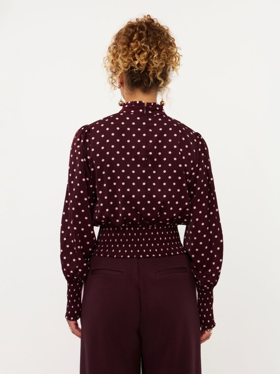Model in pruimpaarse smock top met roze stippen Ydence Tessa | Jo&Co Club