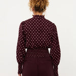 Model in pruimpaarse smock top met roze stippen Ydence Tessa | Jo&Co Club