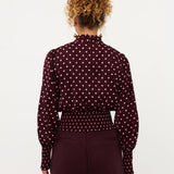 Model in pruimpaarse smock top met roze stippen Ydence Tessa | Jo&Co Club