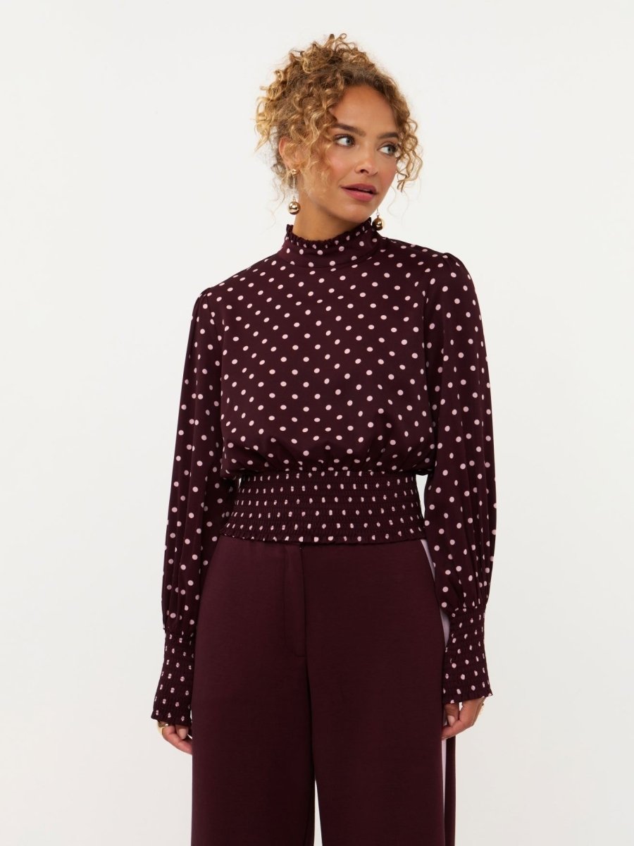 Model in pruimpaarse smock top met roze stippen Ydence Tessa | Jo&Co Club