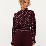 Model in pruimpaarse smock top met roze stippen Ydence Tessa | Jo&Co Club